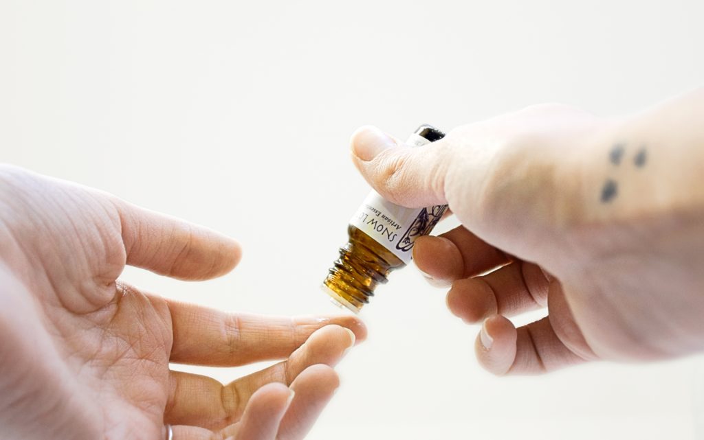 deux mains qui se mettent de l'huile essentielle durant un stage d'aromthérapie